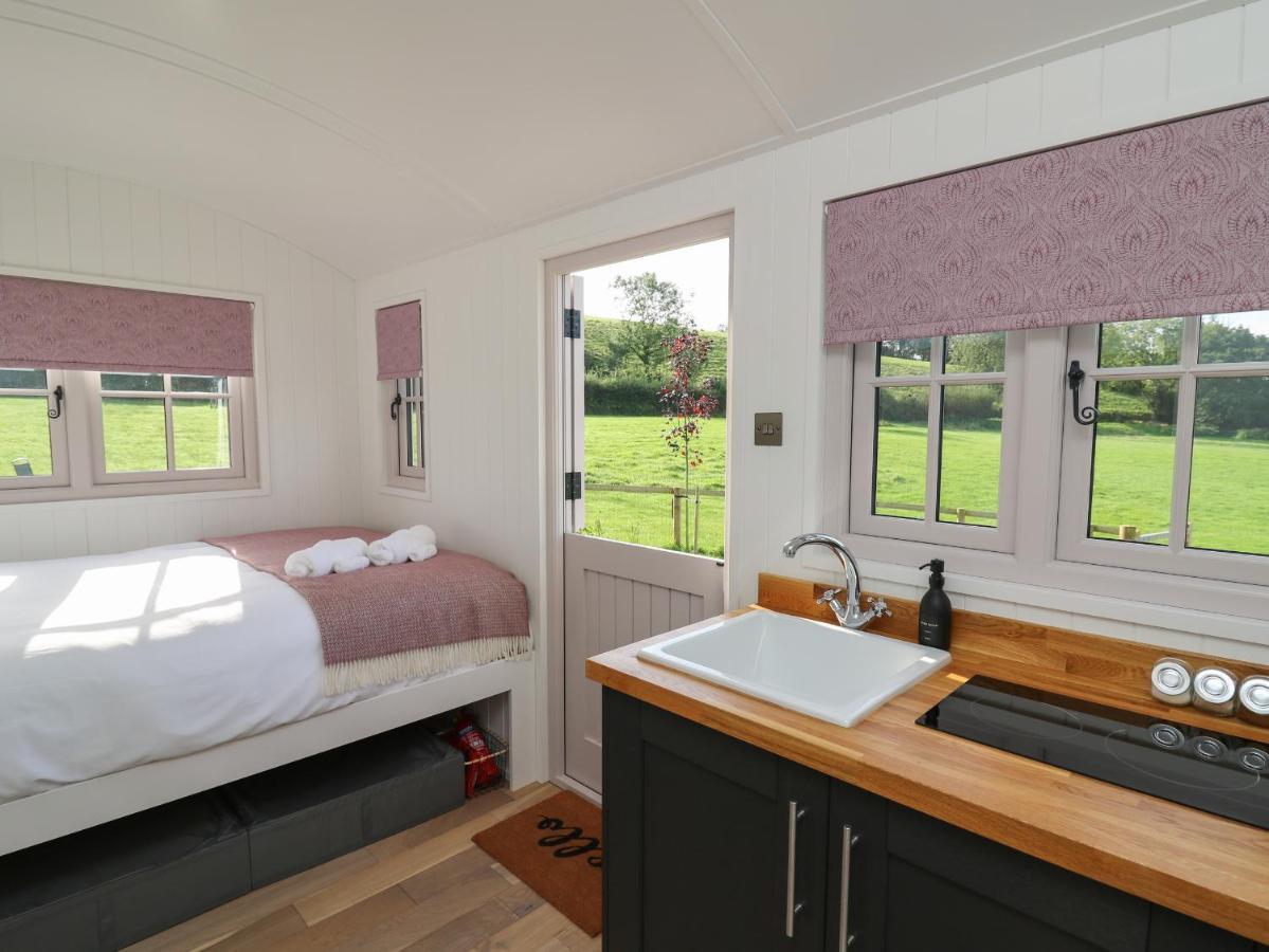 Holiday home Dragonfly Shepherd's Hut *